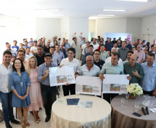 Mais de 120 lideranças de 28 municípios da região do Vale do Ivaí participaram do Fórum Regional de Secretários Municipais do Planejamento, realizado no município de Faxinal, quinta-feira (21).
 O secretário de Estado do Planejamento e Projetos Estruturantes, Valdemar Bernardo Jorge, entregou aos prefeitos do Vale do Ivaí o projeto de sinalização da Rota Cicloturística Vale da Aventura. Foto: Divulgação/SEPL