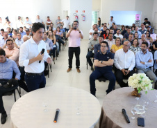 Mais de 120 lideranças de 28 municípios da região do Vale do Ivaí participaram do Fórum Regional de Secretários Municipais do Planejamento, realizado no município de Faxinal, quinta-feira (21).
 O secretário de Estado do Planejamento e Projetos Estruturantes, Valdemar Bernardo Jorge, entregou aos prefeitos do Vale do Ivaí o projeto de sinalização da Rota Cicloturística Vale da Aventura. Foto: Divulgação/SEPL