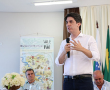 Mais de 120 lideranças de 28 municípios da região do Vale do Ivaí participaram do Fórum Regional de Secretários Municipais do Planejamento, realizado no município de Faxinal, quinta-feira (21).
 O secretário de Estado do Planejamento e Projetos Estruturantes, Valdemar Bernardo Jorge, entregou aos prefeitos do Vale do Ivaí o projeto de sinalização da Rota Cicloturística Vale da Aventura. Foto: Divulgação/SEPL