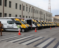 Curitiba recebe nesta sexta-feira (22) mais uma edição da Operação 100, de prevenção e combate à criminalidade. Participam 500 policiais militares, 200 viaturas e 40 equipes hipomóveis do 1º Comando Regional da PM (1º CRPM). Eles promovem abordagens, blitz de trânsito, batidas policiais e operações em locais específicos para combater crimes e localizar drogas, armas e pessoas foragidas da Justiça. Foto: Ari Dias/AEN