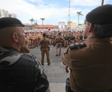 Curitiba recebe nesta sexta-feira (22) mais uma edição da Operação 100, de prevenção e combate à criminalidade. Participam 500 policiais militares, 200 viaturas e 40 equipes hipomóveis do 1º Comando Regional da PM (1º CRPM). Eles promovem abordagens, blitz de trânsito, batidas policiais e operações em locais específicos para combater crimes e localizar drogas, armas e pessoas foragidas da Justiça. Foto: Ari Dias/AEN