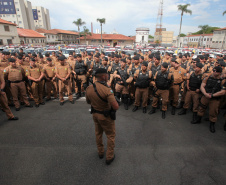 Curitiba recebe nesta sexta-feira (22) mais uma edição da Operação 100, de prevenção e combate à criminalidade. Participam 500 policiais militares, 200 viaturas e 40 equipes hipomóveis do 1º Comando Regional da PM (1º CRPM). Eles promovem abordagens, blitz de trânsito, batidas policiais e operações em locais específicos para combater crimes e localizar drogas, armas e pessoas foragidas da Justiça. Foto: Ari Dias/AEN