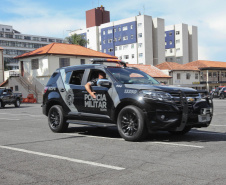 Curitiba recebe nesta sexta-feira (22) mais uma edição da Operação 100, de prevenção e combate à criminalidade. Participam 500 policiais militares, 200 viaturas e 40 equipes hipomóveis do 1º Comando Regional da PM (1º CRPM). Eles promovem abordagens, blitz de trânsito, batidas policiais e operações em locais específicos para combater crimes e localizar drogas, armas e pessoas foragidas da Justiça. Foto: Ari Dias/AEN