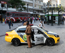 Curitiba recebe nesta sexta-feira (22) mais uma edição da Operação 100, de prevenção e combate à criminalidade. Participam 500 policiais militares, 200 viaturas e 40 equipes hipomóveis do 1º Comando Regional da PM (1º CRPM). Eles promovem abordagens, blitz de trânsito, batidas policiais e operações em locais específicos para combater crimes e localizar drogas, armas e pessoas foragidas da Justiça. Foto: Ari Dias/AEN
