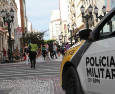Curitiba recebe nesta sexta-feira (22) mais uma edição da Operação 100, de prevenção e combate à criminalidade. Participam 500 policiais militares, 200 viaturas e 40 equipes hipomóveis do 1º Comando Regional da PM (1º CRPM). Eles promovem abordagens, blitz de trânsito, batidas policiais e operações em locais específicos para combater crimes e localizar drogas, armas e pessoas foragidas da Justiça. Foto: Ari Dias/AEN