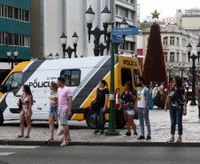 Curitiba recebe nesta sexta-feira (22) mais uma edição da Operação 100, de prevenção e combate à criminalidade. Participam 500 policiais militares, 200 viaturas e 40 equipes hipomóveis do 1º Comando Regional da PM (1º CRPM). Eles promovem abordagens, blitz de trânsito, batidas policiais e operações em locais específicos para combater crimes e localizar drogas, armas e pessoas foragidas da Justiça. Foto: Ari Dias/AEN