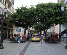 Curitiba recebe nesta sexta-feira (22) mais uma edição da Operação 100, de prevenção e combate à criminalidade. Participam 500 policiais militares, 200 viaturas e 40 equipes hipomóveis do 1º Comando Regional da PM (1º CRPM). Eles promovem abordagens, blitz de trânsito, batidas policiais e operações em locais específicos para combater crimes e localizar drogas, armas e pessoas foragidas da Justiça. Foto: Ari Dias/AEN
