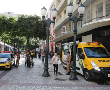 Curitiba recebe nesta sexta-feira (22) mais uma edição da Operação 100, de prevenção e combate à criminalidade. Participam 500 policiais militares, 200 viaturas e 40 equipes hipomóveis do 1º Comando Regional da PM (1º CRPM). Eles promovem abordagens, blitz de trânsito, batidas policiais e operações em locais específicos para combater crimes e localizar drogas, armas e pessoas foragidas da Justiça. Foto: Ari Dias/AEN