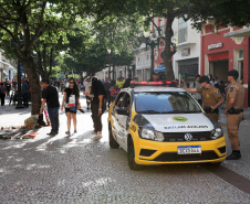 Curitiba recebe nesta sexta-feira (22) mais uma edição da Operação 100, de prevenção e combate à criminalidade. Participam 500 policiais militares, 200 viaturas e 40 equipes hipomóveis do 1º Comando Regional da PM (1º CRPM). Eles promovem abordagens, blitz de trânsito, batidas policiais e operações em locais específicos para combater crimes e localizar drogas, armas e pessoas foragidas da Justiça. Foto: Ari Dias/AEN
