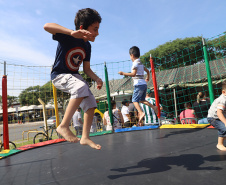 A segunda edição da Feira da Cidadania levou a moradores do tradicional bairro de Santa Felicidade, em Curitiba, diversos serviços gratuitos nesta sexta-feira (22). O destaque do evento foi o Mutirão de Emprego, encaminhou mais de 1,8 mil pessoas para vagas de trabalho. Foto: Divulgação/SEJUF