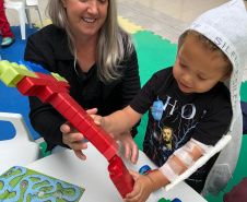 Há um ano e três meses, Marquinhos trata a Talassemia Major (doença que impede a produção de hemácias – responsáveis por carregar o oxigênio para as células) através de transfusões de sangue no ambulatório do Hemepar Curitiba. Somente em 2018,

Marquinhos recebeu 11 bolsas com concentrado de hemácias e em 2019, de janeiro a novembro, mais 16. Esse tratamento só foi possível graças a, no mínimo, 27 doações de sangue.FOTO: Divulgação/SESA