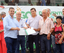 Pequenos produtores das localidades de Água da Mula, Ruvina, Três Corações e Ribeirão do Meio, no município de Ribeirão Claro, no Norte Pioneiro, receberam neste sábado (23) documentos para regularizar suas propriedades.

Eles fazem parte do processo de regularização feito pelo Instituto de Terras, Cartografia e Geologia do Paraná (ITCG). A entrega aconteceu durante a cerimônia de lançamento da etapa Angra Doce dos Jogos de Aventura e Natureza.Foto: Arnaldo Alves / AEN.