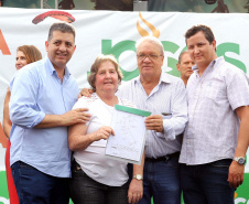 Pequenos produtores das localidades de Água da Mula, Ruvina, Três Corações e Ribeirão do Meio, no município de Ribeirão Claro, no Norte Pioneiro, receberam neste sábado (23) documentos para regularizar suas propriedades.

Eles fazem parte do processo de regularização feito pelo Instituto de Terras, Cartografia e Geologia do Paraná (ITCG). A entrega aconteceu durante a cerimônia de lançamento da etapa Angra Doce dos Jogos de Aventura e Natureza.Foto: Arnaldo Alves / AEN.
