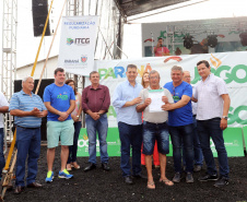Pequenos produtores das localidades de Água da Mula, Ruvina, Três Corações e Ribeirão do Meio, no município de Ribeirão Claro, no Norte Pioneiro, receberam neste sábado (23) documentos para regularizar suas propriedades.

Eles fazem parte do processo de regularização feito pelo Instituto de Terras, Cartografia e Geologia do Paraná (ITCG). A entrega aconteceu durante a cerimônia de lançamento da etapa Angra Doce dos Jogos de Aventura e Natureza.Foto: Arnaldo Alves / AEN.
