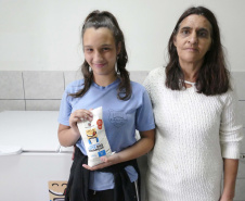 Em 2019, o Leite das Crianças completa 15 anos de atividade em Curitiba, que foi a última cidade a integrar o programa do Governo do Estado. N/F: Letícia Fernandes Stomkoski, (13), recebeu o Leite das Crianças desde os 3 meses de vida e, sua mãe Mara Aparecida Vera. Hoje dona Mara pega o leite para os 6 netos.Foto: Arnaldo Alves / AEN.