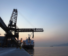 As operações nos Portos do Paraná ficarão ainda mais ágeis. A partir de agora, os navios não terão restrição para as operações e navegação noturnas. Com o esforço conjunto das autoridades Portuária e Marítima, Praticagem e Operadores, a norma de tráfego e permanência nos portos de Paranaguá e Antonina foi atualizada. As regras foram equalizadas para os dois períodos do dia.Foto: Arquivo- Portos do Paraná