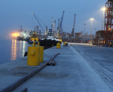 As operações nos Portos do Paraná ficarão ainda mais ágeis. A partir de agora, os navios não terão restrição para as operações e navegação noturnas. Com o esforço conjunto das autoridades Portuária e Marítima, Praticagem e Operadores, a norma de tráfego e permanência nos portos de Paranaguá e Antonina foi atualizada. As regras foram equalizadas para os dois períodos do dia.Foto: Arquivo- Portos do Paraná