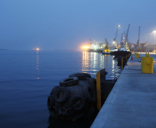As operações nos Portos do Paraná ficarão ainda mais ágeis. A partir de agora, os navios não terão restrição para as operações e navegação noturnas. Com o esforço conjunto das autoridades Portuária e Marítima, Praticagem e Operadores, a norma de tráfego e permanência nos portos de Paranaguá e Antonina foi atualizada. As regras foram equalizadas para os dois períodos do dia.Foto: Arquivo- Portos do Paraná