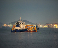 As operações nos Portos do Paraná ficarão ainda mais ágeis. A partir de agora, os navios não terão restrição para as operações e navegação noturnas. Com o esforço conjunto das autoridades Portuária e Marítima, Praticagem e Operadores, a norma de tráfego e permanência nos portos de Paranaguá e Antonina foi atualizada. As regras foram equalizadas para os dois períodos do dia.