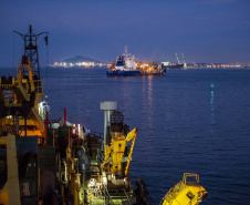 As operações nos Portos do Paraná ficarão ainda mais ágeis. A partir de agora, os navios não terão restrição para as operações e navegação noturnas. Com o esforço conjunto das autoridades Portuária e Marítima, Praticagem e Operadores, a norma de tráfego e permanência nos portos de Paranaguá e Antonina foi atualizada. As regras foram equalizadas para os dois períodos do dia.