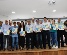 O Governo do Paraná, por meio da Secretaria do Planejamento e Projetos Estruturantes, entregou o Plano de Desenvolvimento Regional Sustentável da Metrópole Paraná Norte. A solenidade aconteceu no auditório do Senac, em Apucarana, sexta-feira (22). O documento foi entregue pelo secretário do Planejamento, Valdemar Bernardo Jorge, a prefeitos que fazem parte da Metrópole Paraná Norte e teve a participação do secretário da Saúde, Beto Preto. Foto? Divulgação/SEPL