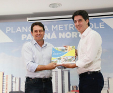 O Governo do Paraná, por meio da Secretaria do Planejamento e Projetos Estruturantes, entregou o Plano de Desenvolvimento Regional Sustentável da Metrópole Paraná Norte. A solenidade aconteceu no auditório do Senac, em Apucarana, sexta-feira (22). O documento foi entregue pelo secretário do Planejamento, Valdemar Bernardo Jorge, a prefeitos que fazem parte da Metrópole Paraná Norte e teve a participação do secretário da Saúde, Beto Preto. Foto? Divulgação/SEPL
