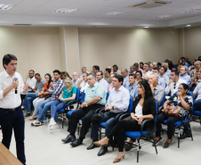 O Governo do Paraná, por meio da Secretaria do Planejamento e Projetos Estruturantes, entregou o Plano de Desenvolvimento Regional Sustentável da Metrópole Paraná Norte. A solenidade aconteceu no auditório do Senac, em Apucarana, sexta-feira (22). O documento foi entregue pelo secretário do Planejamento, Valdemar Bernardo Jorge, a prefeitos que fazem parte da Metrópole Paraná Norte e teve a participação do secretário da Saúde, Beto Preto. Foto? Divulgação/SEPL