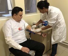 Servidores da Controladoria-Geral do Estado (CGE) se mobilizaram desde o início do mês para o Dia Nacional do Doador de Sangue Voluntário, celebrado nesta segunda-feira (25). O maior grupo se reuniu na sexta-feira (22) com apoio da Superintendência-Geral de Ação Solidária, vinculada à Secretaria da Justiça, Família e Trabalho, para doar sangue. Foto: Divulgação/CGE