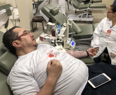 Servidores da Controladoria-Geral do Estado (CGE) se mobilizaram desde o início do mês para o Dia Nacional do Doador de Sangue Voluntário, celebrado nesta segunda-feira (25). O maior grupo se reuniu na sexta-feira (22) com apoio da Superintendência-Geral de Ação Solidária, vinculada à Secretaria da Justiça, Família e Trabalho, para doar sangue. Foto: Divulgação/CGE