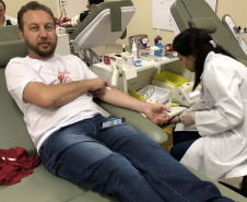 Servidores da Controladoria-Geral do Estado (CGE) se mobilizaram desde o início do mês para o Dia Nacional do Doador de Sangue Voluntário, celebrado nesta segunda-feira (25). O maior grupo se reuniu na sexta-feira (22) com apoio da Superintendência-Geral de Ação Solidária, vinculada à Secretaria da Justiça, Família e Trabalho, para doar sangue. Foto: Divulgação/CGE
