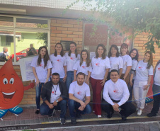 Servidores da Controladoria-Geral do Estado (CGE) se mobilizaram desde o início do mês para o Dia Nacional do Doador de Sangue Voluntário, celebrado nesta segunda-feira (25). O maior grupo se reuniu na sexta-feira (22) com apoio da Superintendência-Geral de Ação Solidária, vinculada à Secretaria da Justiça, Família e Trabalho, para doar sangue. Foto: Divulgação/CGE