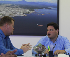 O prefeito de Paranaguá, Marcelo Roque, entregou nesta segunda-feira (25) ao secretário de Infraestrutura e Logística do Paraná, Sandro Alex, a certidão negativa de débitos municipais do Porto de Paranaguá. Foto: Divulgação/Portos do Paraná