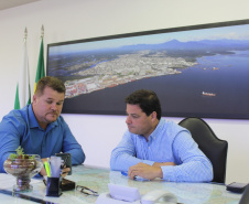 O prefeito de Paranaguá, Marcelo Roque, entregou nesta segunda-feira (25) ao secretário de Infraestrutura e Logística do Paraná, Sandro Alex, a certidão negativa de débitos municipais do Porto de Paranaguá. Foto: Divulgação/Portos do Paraná