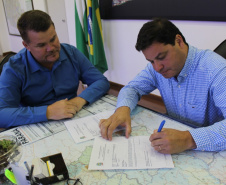 O prefeito de Paranaguá, Marcelo Roque, entregou nesta segunda-feira (25) ao secretário de Infraestrutura e Logística do Paraná, Sandro Alex, a certidão negativa de débitos municipais do Porto de Paranaguá. Foto: Divulgação/Portos do Paraná
