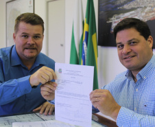 O prefeito de Paranaguá, Marcelo Roque, entregou nesta segunda-feira (25) ao secretário de Infraestrutura e Logística do Paraná, Sandro Alex, a certidão negativa de débitos municipais do Porto de Paranaguá. Foto: Divulgação/Portos do Paraná