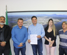 O prefeito de Paranaguá, Marcelo Roque, entregou nesta segunda-feira (25) ao secretário de Infraestrutura e Logística do Paraná, Sandro Alex, a certidão negativa de débitos municipais do Porto de Paranaguá. Foto: Divulgação/Portos do Paraná