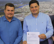 O prefeito de Paranaguá, Marcelo Roque, entregou nesta segunda-feira (25) ao secretário de Infraestrutura e Logística do Paraná, Sandro Alex, a certidão negativa de débitos municipais do Porto de Paranaguá. Foto: Divulgação/Portos do Paraná
