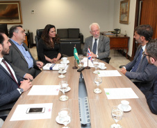 Paraná e Reino Unido têm interesse em fortalecer o intercâmbio econômico e as relações comerciais. Possíveis parcerias nas áreas de infraestrutura, agricultura, biocombustíveis, saúde e educação foram discutidas nesta terça-feira (26) pelo vice-governador Darci Piana e o embaixador britânico no Brasil, Vijay Rangarajan, em reunião no Palácio Iguaçu. Foto: Ari Dias/AEN