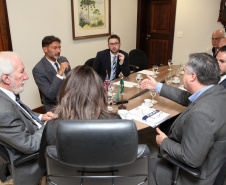 Paraná e Reino Unido têm interesse em fortalecer o intercâmbio econômico e as relações comerciais. Possíveis parcerias nas áreas de infraestrutura, agricultura, biocombustíveis, saúde e educação foram discutidas nesta terça-feira (26) pelo vice-governador Darci Piana e o embaixador britânico no Brasil, Vijay Rangarajan, em reunião no Palácio Iguaçu. Foto: Ari Dias/AEN