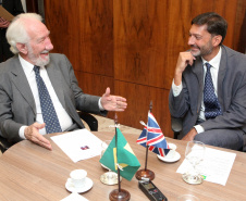 Paraná e Reino Unido têm interesse em fortalecer o intercâmbio econômico e as relações comerciais. Possíveis parcerias nas áreas de infraestrutura, agricultura, biocombustíveis, saúde e educação foram discutidas nesta terça-feira (26) pelo vice-governador Darci Piana e o embaixador britânico no Brasil, Vijay Rangarajan, em reunião no Palácio Iguaçu. Foto: Ari Dias/AEN