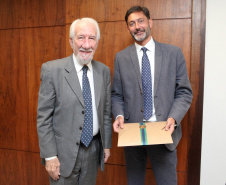 Paraná e Reino Unido têm interesse em fortalecer o intercâmbio econômico e as relações comerciais. Possíveis parcerias nas áreas de infraestrutura, agricultura, biocombustíveis, saúde e educação foram discutidas nesta terça-feira (26) pelo vice-governador Darci Piana e o embaixador britânico no Brasil, Vijay Rangarajan, em reunião no Palácio Iguaçu. Foto: Ari Dias/AEN