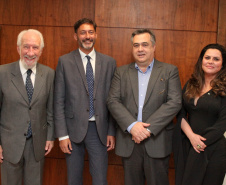 Paraná e Reino Unido têm interesse em fortalecer o intercâmbio econômico e as relações comerciais. Possíveis parcerias nas áreas de infraestrutura, agricultura, biocombustíveis, saúde e educação foram discutidas nesta terça-feira (26) pelo vice-governador Darci Piana e o embaixador britânico no Brasil, Vijay Rangarajan, em reunião no Palácio Iguaçu. Foto: Ari Dias/AEN