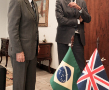 Paraná e Reino Unido têm interesse em fortalecer o intercâmbio econômico e as relações comerciais. Possíveis parcerias nas áreas de infraestrutura, agricultura, biocombustíveis, saúde e educação foram discutidas nesta terça-feira (26) pelo vice-governador Darci Piana e o embaixador britânico no Brasil, Vijay Rangarajan, em reunião no Palácio Iguaçu. Foto: Ari Dias/AEN
