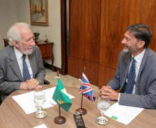 Paraná e Reino Unido têm interesse em fortalecer o intercâmbio econômico e as relações comerciais. Possíveis parcerias nas áreas de infraestrutura, agricultura, biocombustíveis, saúde e educação foram discutidas nesta terça-feira (26) pelo vice-governador Darci Piana e o embaixador britânico no Brasil, Vijay Rangarajan, em reunião no Palácio Iguaçu. Foto: Ari Dias/AEN