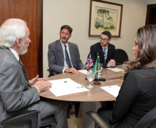 Paraná e Reino Unido têm interesse em fortalecer o intercâmbio econômico e as relações comerciais. Possíveis parcerias nas áreas de infraestrutura, agricultura, biocombustíveis, saúde e educação foram discutidas nesta terça-feira (26) pelo vice-governador Darci Piana e o embaixador britânico no Brasil, Vijay Rangarajan, em reunião no Palácio Iguaçu. Foto: Ari Dias/AEN