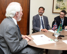 Paraná e Reino Unido têm interesse em fortalecer o intercâmbio econômico e as relações comerciais. Possíveis parcerias nas áreas de infraestrutura, agricultura, biocombustíveis, saúde e educação foram discutidas nesta terça-feira (26) pelo vice-governador Darci Piana e o embaixador britânico no Brasil, Vijay Rangarajan, em reunião no Palácio Iguaçu. Foto: Ari Dias/AEN