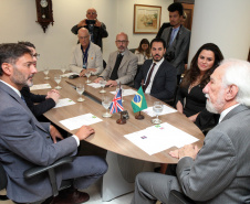 Paraná e Reino Unido têm interesse em fortalecer o intercâmbio econômico e as relações comerciais. Possíveis parcerias nas áreas de infraestrutura, agricultura, biocombustíveis, saúde e educação foram discutidas nesta terça-feira (26) pelo vice-governador Darci Piana e o embaixador britânico no Brasil, Vijay Rangarajan, em reunião no Palácio Iguaçu. Foto: Ari Dias/AEN