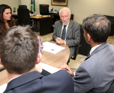 Paraná e Reino Unido têm interesse em fortalecer o intercâmbio econômico e as relações comerciais. Possíveis parcerias nas áreas de infraestrutura, agricultura, biocombustíveis, saúde e educação foram discutidas nesta terça-feira (26) pelo vice-governador Darci Piana e o embaixador britânico no Brasil, Vijay Rangarajan, em reunião no Palácio Iguaçu. Foto: Ari Dias/AEN