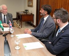 Paraná e Reino Unido têm interesse em fortalecer o intercâmbio econômico e as relações comerciais. Possíveis parcerias nas áreas de infraestrutura, agricultura, biocombustíveis, saúde e educação foram discutidas nesta terça-feira (26) pelo vice-governador Darci Piana e o embaixador britânico no Brasil, Vijay Rangarajan, em reunião no Palácio Iguaçu. Foto: Ari Dias/AEN