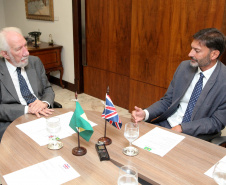 Paraná e Reino Unido têm interesse em fortalecer o intercâmbio econômico e as relações comerciais. Possíveis parcerias nas áreas de infraestrutura, agricultura, biocombustíveis, saúde e educação foram discutidas nesta terça-feira (26) pelo vice-governador Darci Piana e o embaixador britânico no Brasil, Vijay Rangarajan, em reunião no Palácio Iguaçu. Foto: Ari Dias/AEN